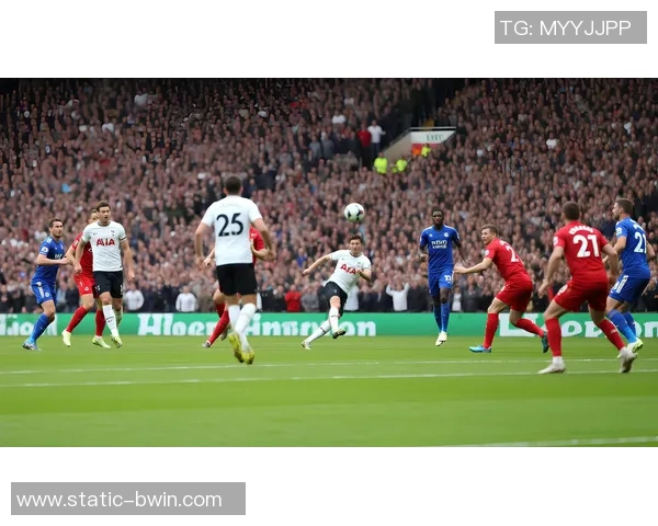 激情四溢的绿茵场上激烈对抗足球赛的精彩瞬间与感人时刻