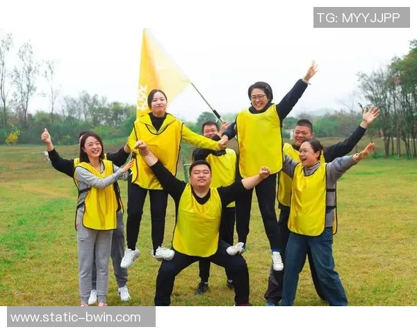 激情四溢的足球队战歌舞蹈展现团队精神与凝聚力的完美结合 激情四溢的足球队战歌舞蹈展现团队精神与凝聚力的完美结合