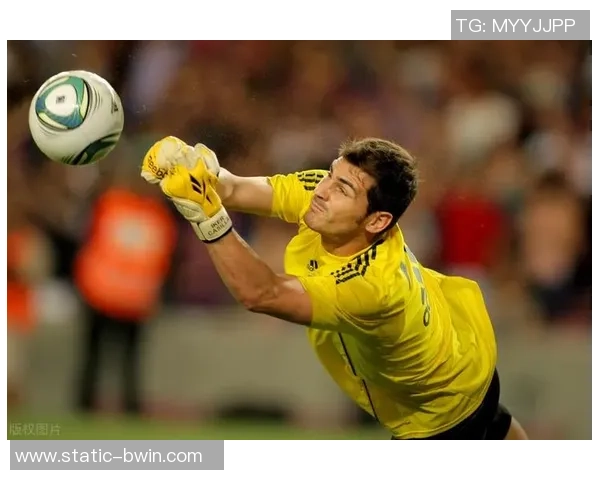 足球大师卡西利亚斯的传奇生涯与对足球的无尽热爱与奉献